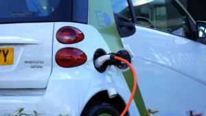 Conoce las verdades y falsedades en torno a los vehículos eléctricos y sus ventajas en comparación con los automóviles convencionales.