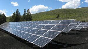 La energía fotovoltaica ofrece una serie de beneficios sorprendentes que abarcan los aspectos ambientales, económicos, sociales y tecnológicos.