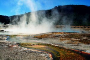 La energía geotérmica se basa en la explotación del calor proveniente del subsuelo terrestre.