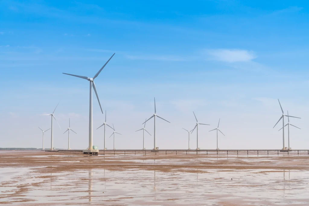 El mayor parque eólico de agua dulce del mundo consta de 89 aerogeneradores estratégicamente dispuestos en el lago IJssel, Países Bajos.