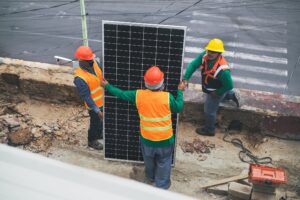 El sector de las energías renovables está desempeñando un papel fundamental en la generación de empleo y la promoción de un futuro energético más sostenible y equitativo.